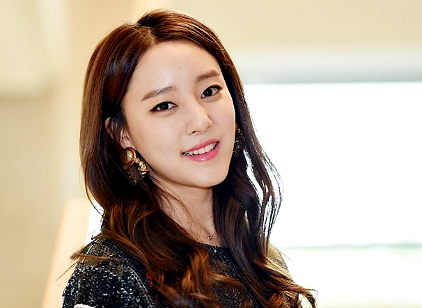 레인보우 출신 고우리, 5살 연상 사업가와 10월 '결혼'