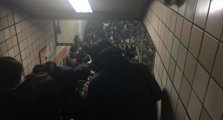 지하철 3호선 일시 운행 중단, 출입문에 승객 옷 끼여 '퇴근길 혼잡'