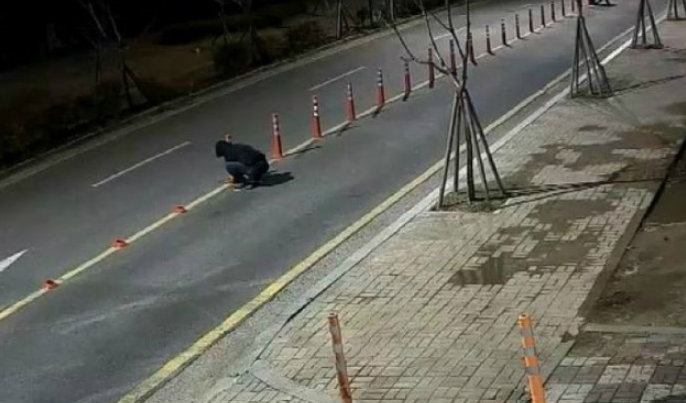 "통행에 방해 돼" 도로 위 '차선 규제봉' 톱으로 자른 일당 검거