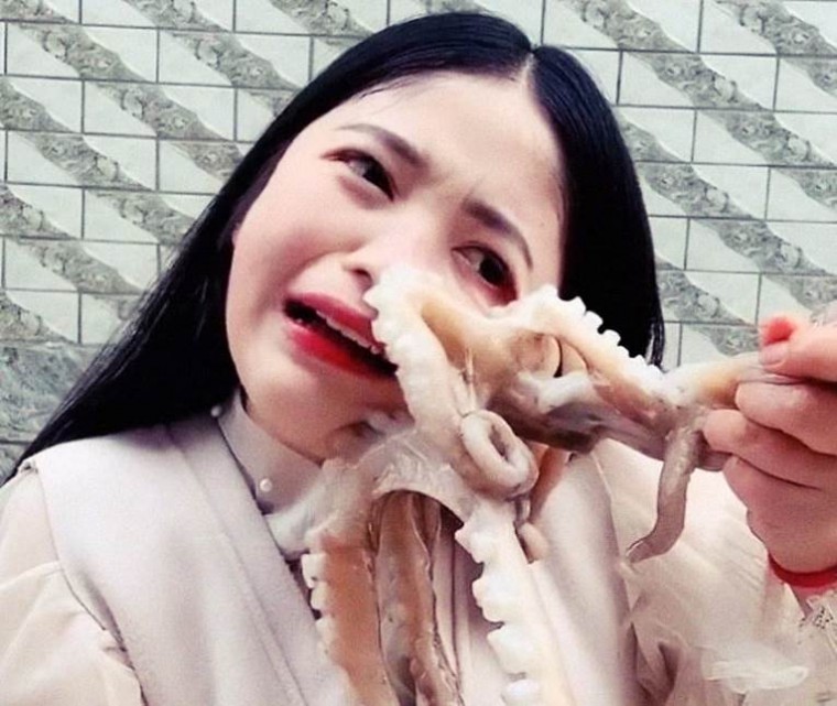 여성 스트리머, 대형 생낙지 먹방하려다가 피 흘리게 된 사연