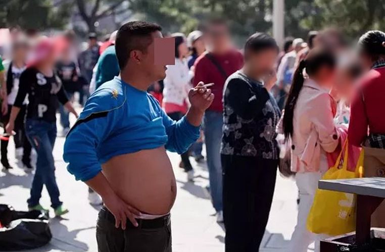 中 '배 깐 아저씨' 패션 단속 시작...벌금 최대 200위안