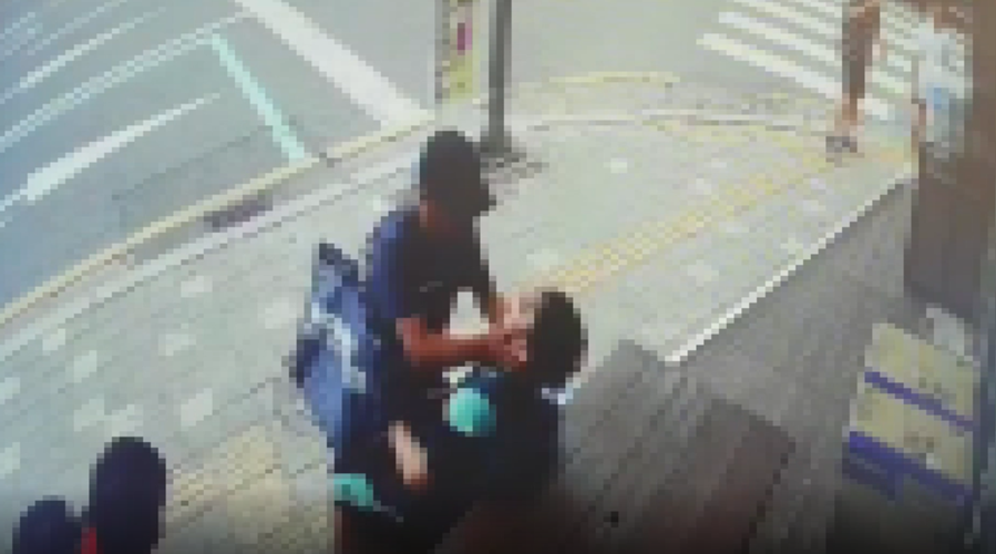 "왜 떠들어" 대낮에 초등학생 목 조르고 욕 한 노숙자