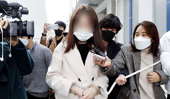 지하철 휴대폰 폭행 20대 女 ‘묵묵무답’