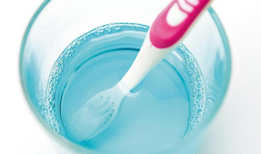 칫솔에 숨어있는 '균'을 제거하는데 효과적인 것은?